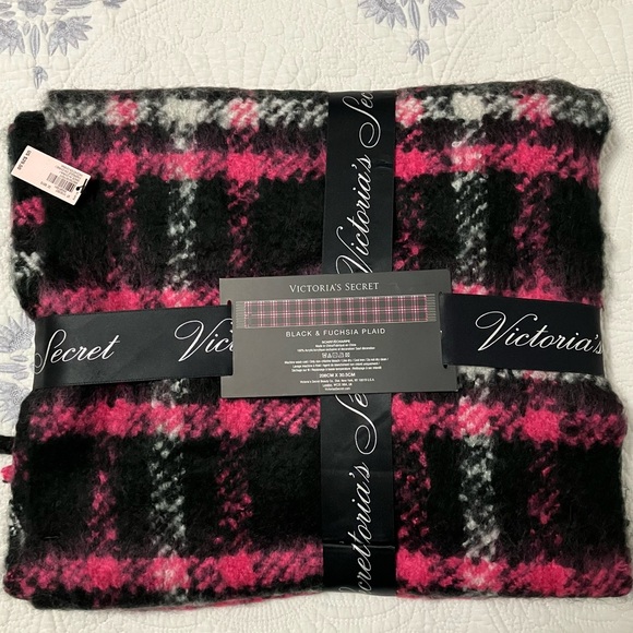 NWT Victoria’s Secret Black and Fushia Plaid Scarf Winter Angel Collection-Soft! - Picture 2 of 4